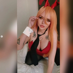 Power(Bunny) Cosplay mit blickdichten, schwarzen Plus Size Strumpfhosen.