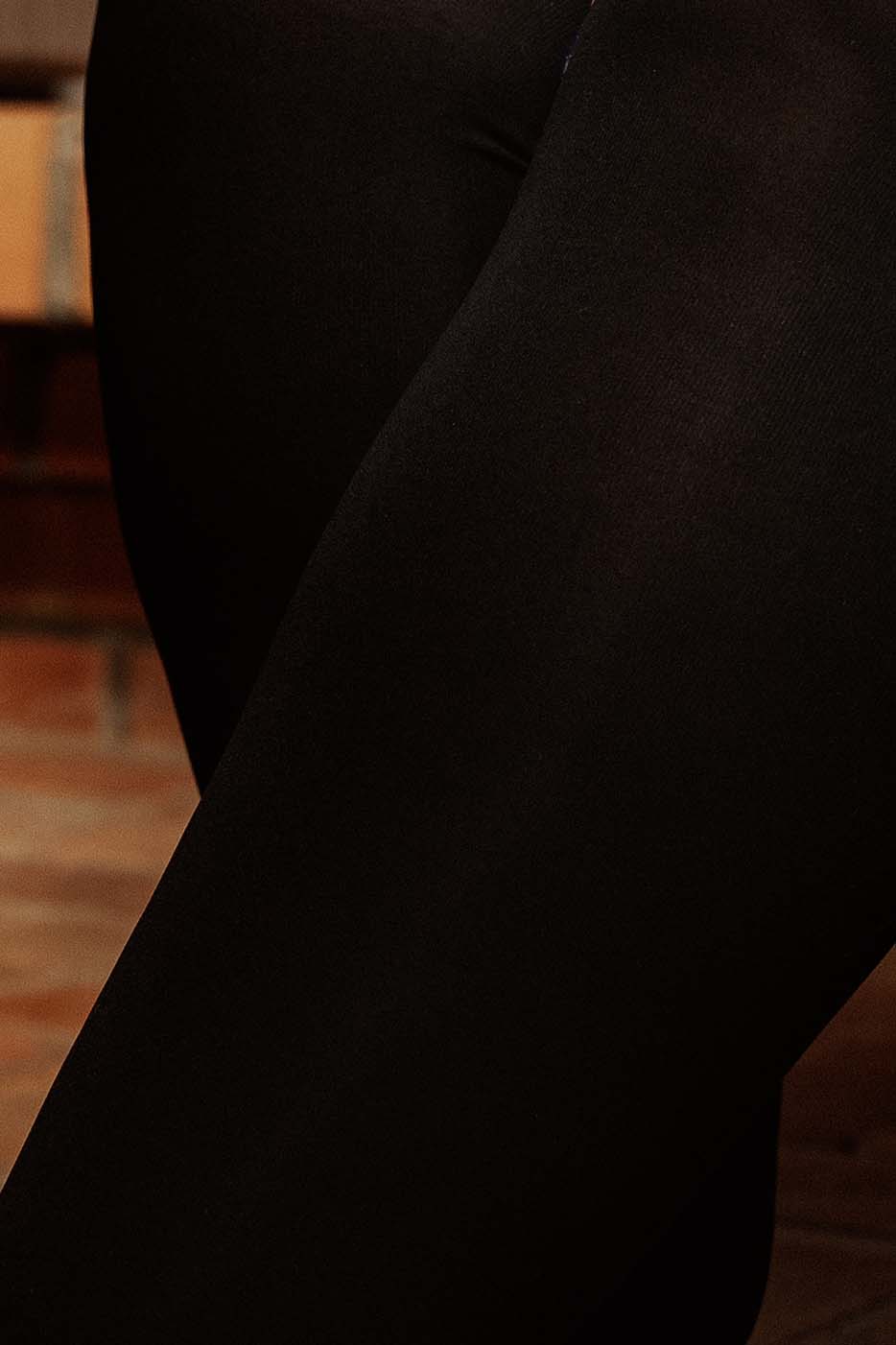 Blickdichte schwarze Strumpfhosen mit weichem und dehnbarem Stoff. Plus Size verfügbar.