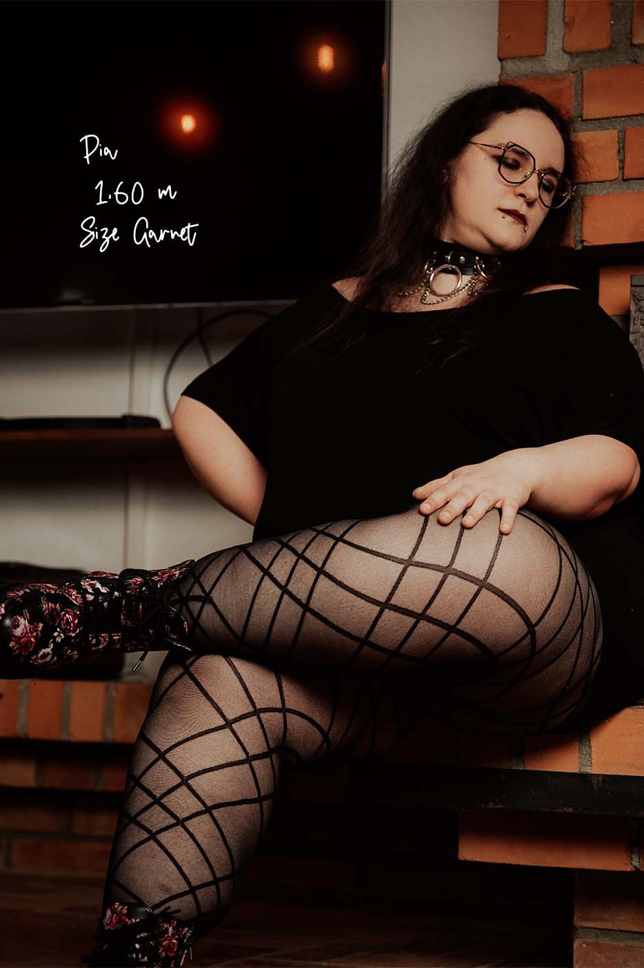 XXL-Feinstrumpfhose, schwarz, mit sich überkreuzenden Linien an Model mit großer Kleidergröße und mit hellem Hautton.
